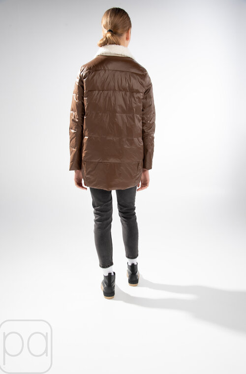 Удлиненная куртка демисезонная с меховым воротником VIVILONA шоколадный цвет купить не дорого 4