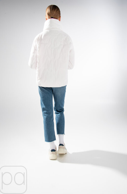 Коротка куртка оверсайз з яскравим коміром RUFUETE білий колір купити Суми 2